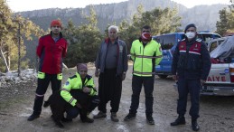 EKİPLER, 150 METRELİK UÇURUMDAN BİR CAN KURTARDI