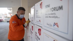 MERSİN BÜYÜKŞEHİR’DEN İŞ YERİ KAPALI 5 BİN 785 ESNAFA GIDA KOLİSİ