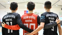 SARIÇAM BELEDİYE SPOR KULÜBÜ ŞAMPİYONLUK İÇİN YOLA ÇIKTI