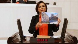 MÜZEYYEN ŞEVKİN: DEPREMZEDE VATANDAŞA BİR DARBE DE DASK VE SİGORTA ŞİRKETLERİNDEN!