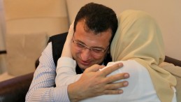 İMAMOĞLU’NDAN MÜZEYYEN TEYZE’YE “VEFA” ZİYARETİ