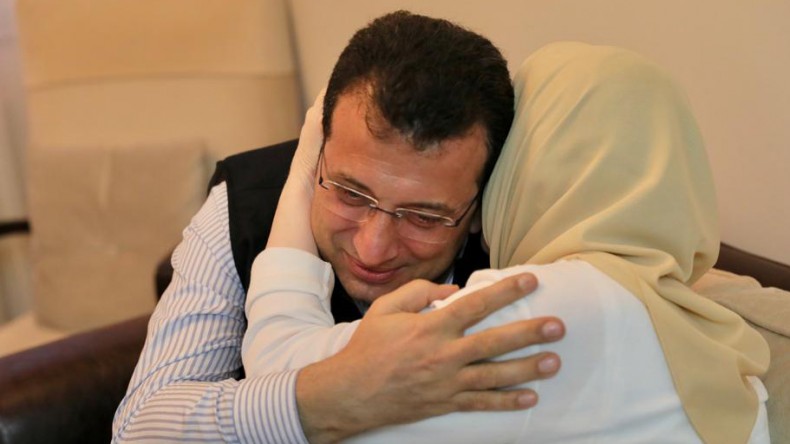 İMAMOĞLU’NDAN MÜZEYYEN TEYZE’YE “VEFA” ZİYARETİ
