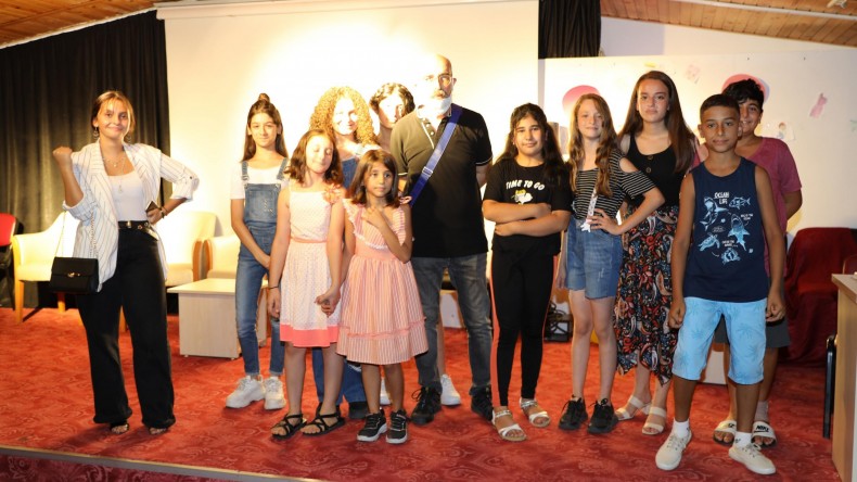ÜNLÜ OYUNCUDAN YÜREĞİRLİ ÇOCUKLARA TİYATRO EĞİTİMİ