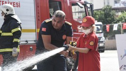 MİNİK ÖĞRENCİLER YANGIN SÖNDÜRME TATBİKATINDA…