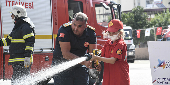 MİNİK ÖĞRENCİLER YANGIN SÖNDÜRME TATBİKATINDA…