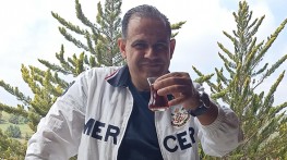 KÜÇÜK AVLULU MAVİ BİR KAPI – MÜMTAZ YURDAER YAZDI