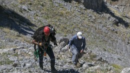 YAMAÇTA MAHSUR KALAN KEÇİYİ İTFAİYE EKİPLERİ KURTARDI