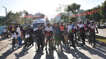 BİSİKLETÇİLER CEYHAN’DA TARİHE SÜRDÜ…