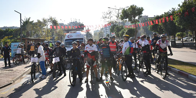 BİSİKLETÇİLER CEYHAN’DA TARİHE SÜRDÜ…