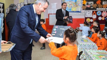 VALİ ELBAN ADANALI ÖĞRENCİLERİN KARNE SEVİNCİNE ORTAK OLDU