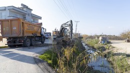 ADANALIOĞLU’NDA TEHLİKE ARZ EDEN ATIKLAR TEMİZLENİYOR