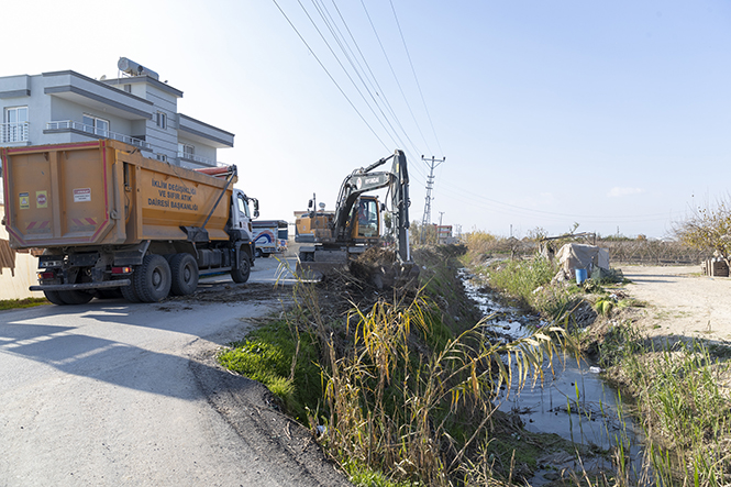 ADANALIOĞLU’NDA TEHLİKE ARZ EDEN ATIKLAR TEMİZLENİYOR