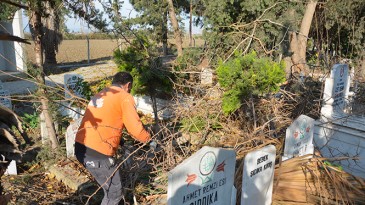 BÜYÜKŞEHİR, KIRSAL MAHALLE MEZARLIK ALANLARINI DA TEMİZLİYOR