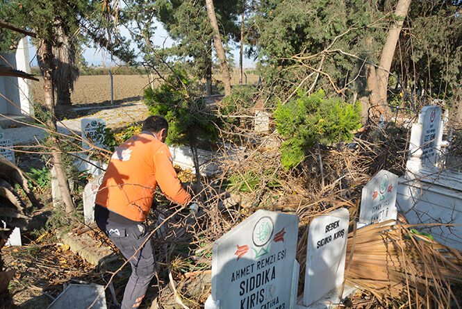 BÜYÜKŞEHİR, KIRSAL MAHALLE MEZARLIK ALANLARINI DA TEMİZLİYOR