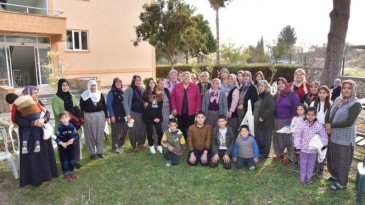 HÜLYA ERDEM, KÖYLÜYÜ BAŞ TACI EDİYOR