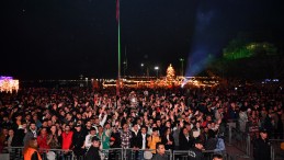 MERSİNLİLER 2023’E ‘YENİ YIL SOKAK PARTİSİ’ İLE GİRDİ