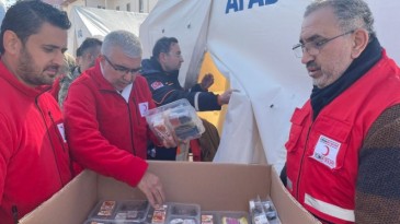 KIZILAY AFETZEDE ÇOCUKLARIN YARASINI SARIYOR