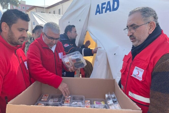 KIZILAY AFETZEDE ÇOCUKLARIN YARASINI SARIYOR