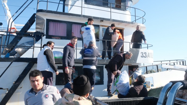 KARATAŞ’TAN HATAY’A YARDIM DENİZ YOLU İLE ULAŞTIRILIYOR