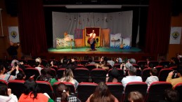 BÜYÜKŞEHİR TİYATROYU ÇOCUKLARA GÖTÜRDÜ