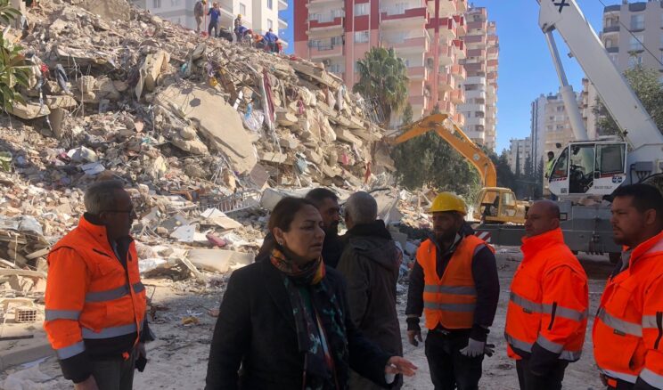 MÜZEYYEN ŞEVKİN: “AFETLER DEĞİL, İHMALLER VE BİLİMDEN UZAKLAŞMA CAN ALIYOR”