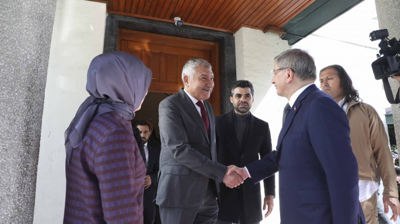 AHMET DAVUTOĞLU, ZEYDAN KARALAR’I ZİYARET ETTİ