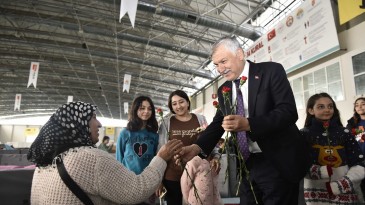 DEPREMDE SORUNLARI ÇOĞALAN KADINLARA BÜYÜKŞEHİR DESTEĞİ