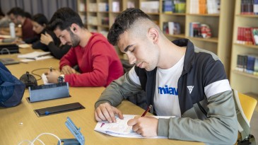 ADRES OKUMA SALONU, DEPREMZEDE ÖĞRENCİLERİN DE ADRESİ OLDU