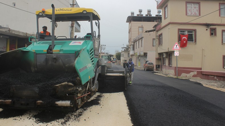 BÜYÜKŞEHİR’İN YOL ASFALT EKİPLERİ ARALIKSIZ ÇALIŞIYOR