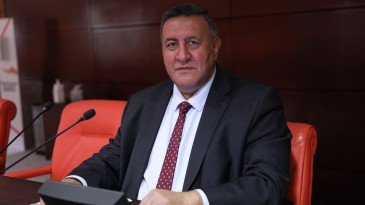 EMEKLİ OLDUKTAN SONRA ÇALIŞAN TABİBİN HAKKINI ‘MEVZUAT’ YİYORMUŞ