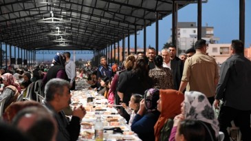 BÜYÜKŞEHİR İFTAR PROGRAMLARINI SÜRDÜRÜYOR, HALK ZEYDAN KARALAR’I BAĞRINA BASIYOR