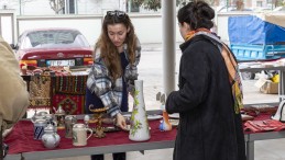 MERSİN’İN İLK ‘ANTİKA PAZARI’ VATANDAŞLARI GEÇMİŞE GÖTÜRÜYOR