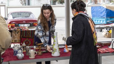 MERSİN’İN İLK ‘ANTİKA PAZARI’ VATANDAŞLARI GEÇMİŞE GÖTÜRÜYOR