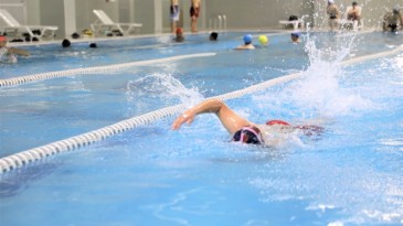 YÜREĞİR BELEDİYESİ YÜZME KURSLARI YOĞUN İLGİ GÖRÜYOR