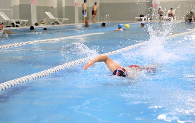 YÜREĞİR BELEDİYESİ YÜZME KURSLARI YOĞUN İLGİ GÖRÜYOR