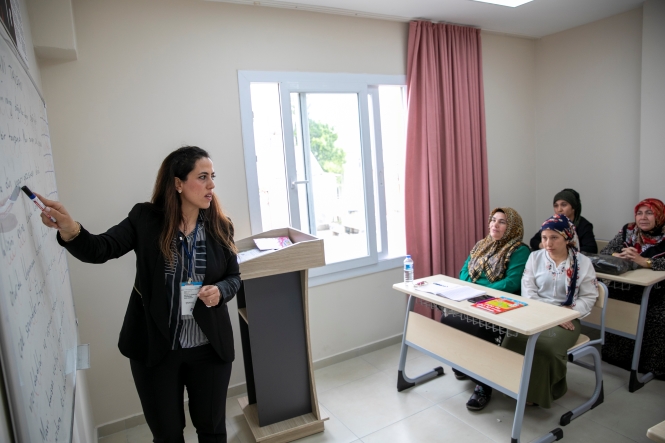 KADINLAR BÜYÜKŞEHİR’LE OKUMA YAZMA ÖĞRENİYOR