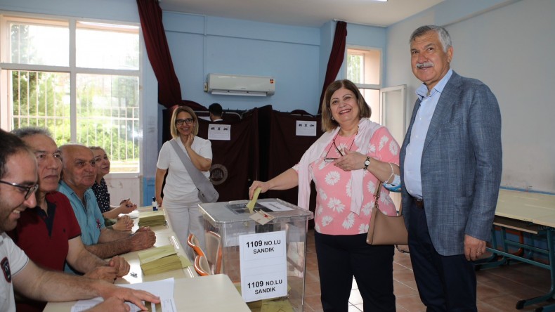 BAŞKAN ZEYDAN KARALAR VE EŞİ NURAY KARALAR OY KULLANDI