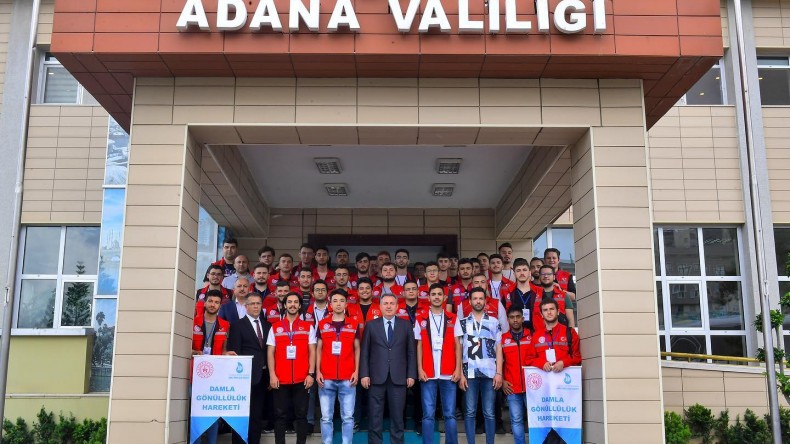 VALİ ELBAN GÖNÜLLÜ GENÇLERLE BULUŞTU