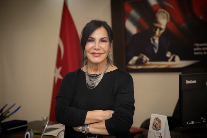 SANAT YÖNETMENİ HÜLYA SAVAŞ’A ‘EMEK ÖDÜLÜ’