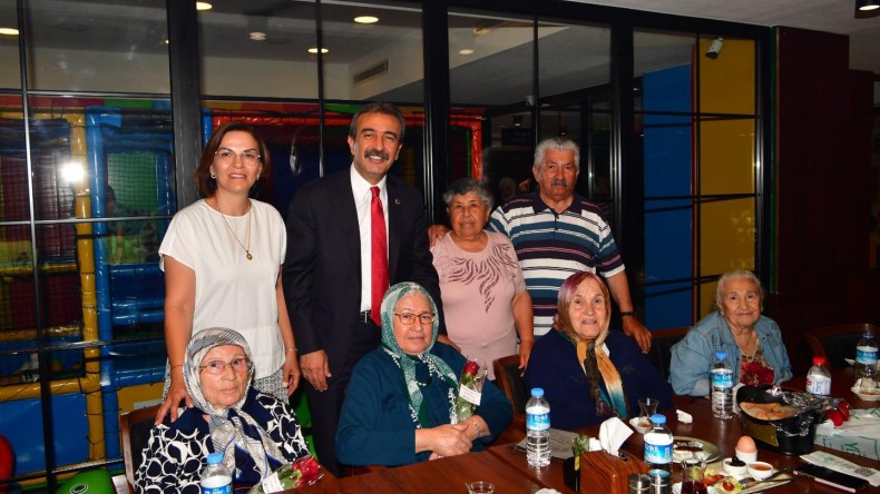 HUZUREVİ SAKİNLERİNE ANNELER GÜNÜ KUTLAMASI!