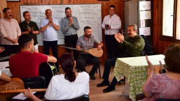 BAŞKAN SONER ÇETİN KURSİYERLERLE TÜRKÜ SÖYLEDİ