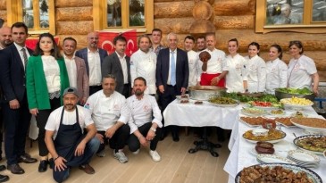 TATARİSTAN’DAKİ DÜNYA HELAL ZİRVESİNDE ADANA LEZZETLERİ TANITILDI
