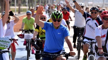 BAŞKAN SEÇER, MERSİNLİLERLE BİRLİKTE PEDAL ÇEVİRDİ