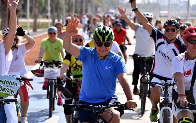 BAŞKAN SEÇER, MERSİNLİLERLE BİRLİKTE PEDAL ÇEVİRDİ