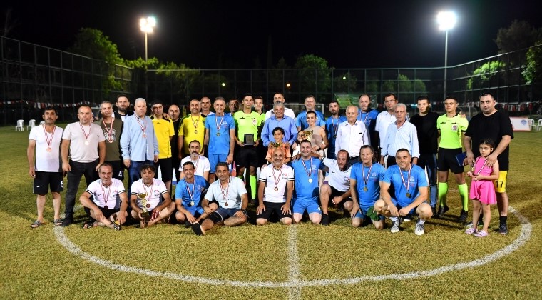 BÜYÜKŞEHİR BELEDİYESİ 40 YAŞ ÜSTÜ FUTBOL TURNUVASI SONA ERDİ