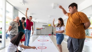 ÖZEL BİREYLER FLOOR CURLİNG SPORUNU ÇOK SEVDİ
