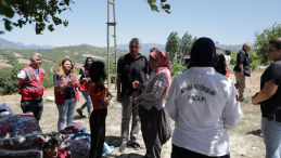 KOZAN’DA DEPREMDEN ETKİLENEN VATANDAŞLARI ZEYDAN KARALAR YALNIZ BIRAKMADI