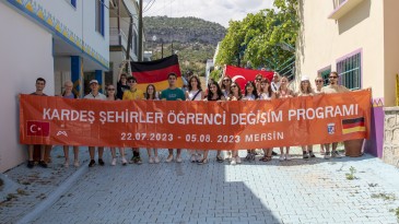 ÖĞRENCİLER YENİ BİR KÜLTÜRÜ DENEYİMLEMENİN KEYFİNİ ÇIKARIYOR