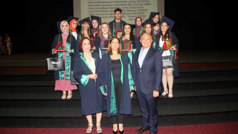 ABDİ SÜTCÜ SAĞLIK HİZMETLERİ MYO’DA MEZUNİYET SEVİNCİ