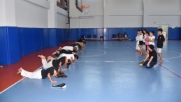 HÜLYA ERDEM, HER ADIMDA ÇOCUKLARIN YANINDA…